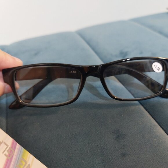 Simple No Brand Reading Glasses Readers 1.5 Power In Clear Case - Picture 1 of 8
